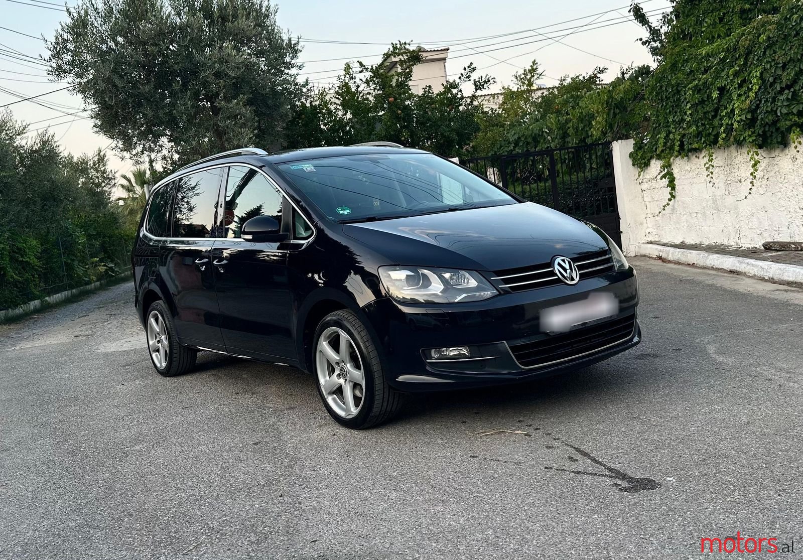 2011' Volkswagen Sharan photo #1