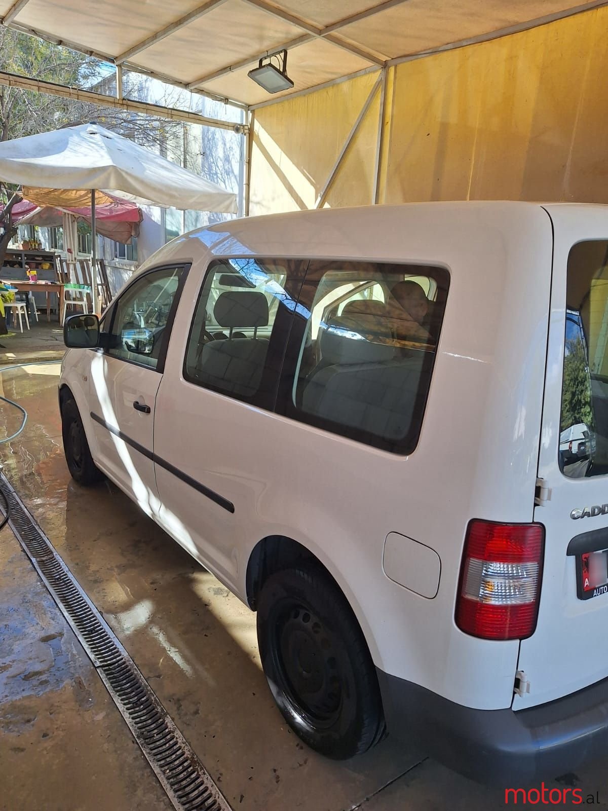 2011' Volkswagen Caddy photo #1