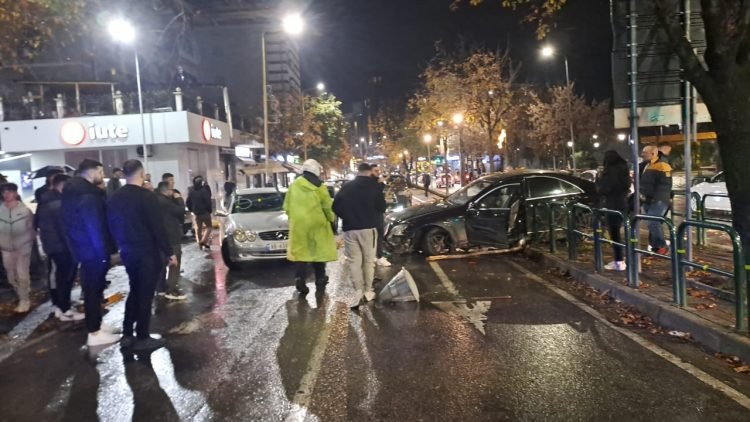Aksident në Tiranë, automjeti përfundon mbi trotuar dhe përplaset me një tjetër