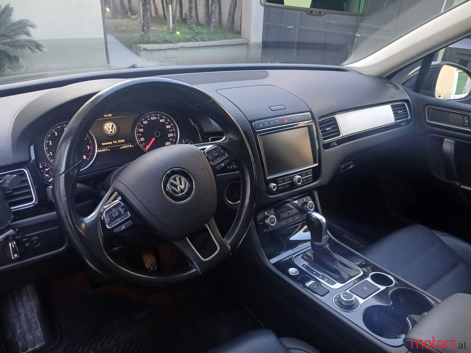 2016' Volkswagen Touareg photo #6