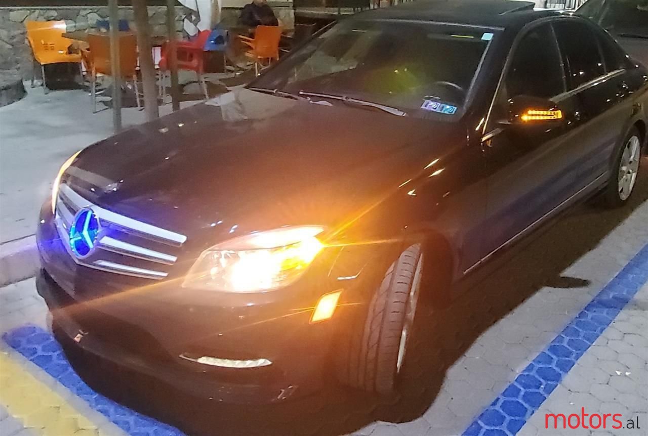2011' Mercedes-Benz C 300 photo #2