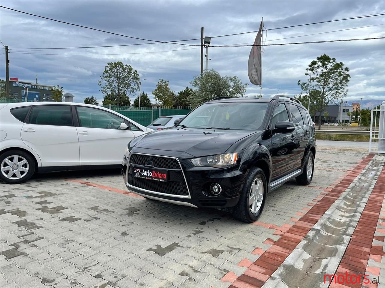 2011' Mitsubishi Outlander photo #1