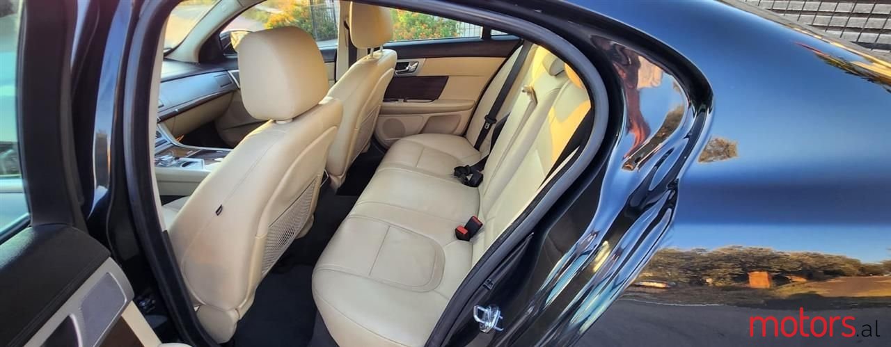 2012' Jaguar XF photo #6