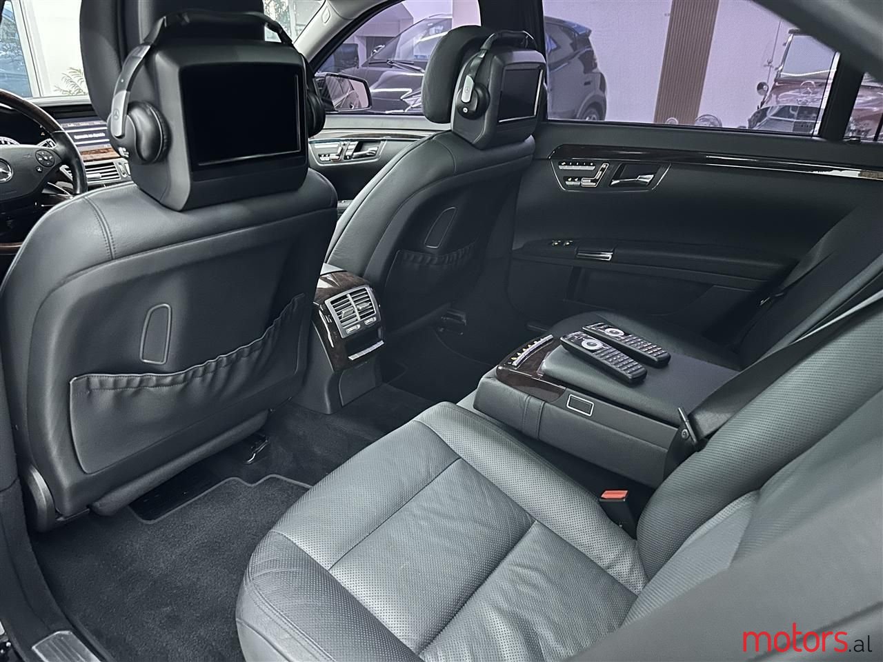 2010' Mercedes-Benz S 550 photo #6