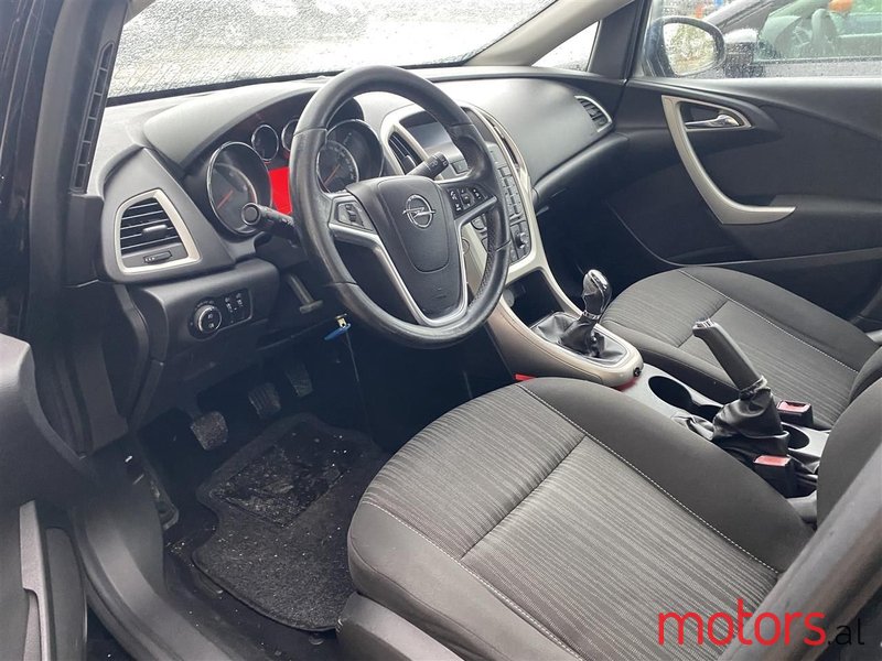 2011' Opel Astra photo #3