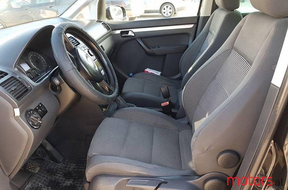 2004' Volkswagen Touran photo #2