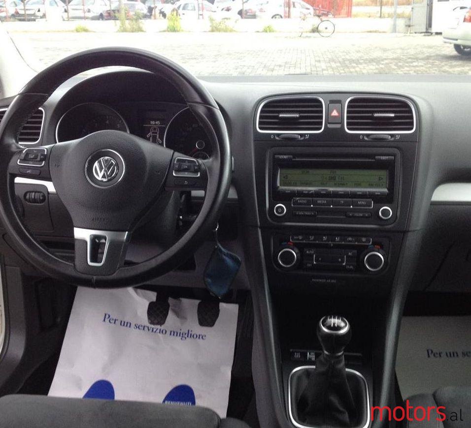 2009' Volkswagen Golf photo #2