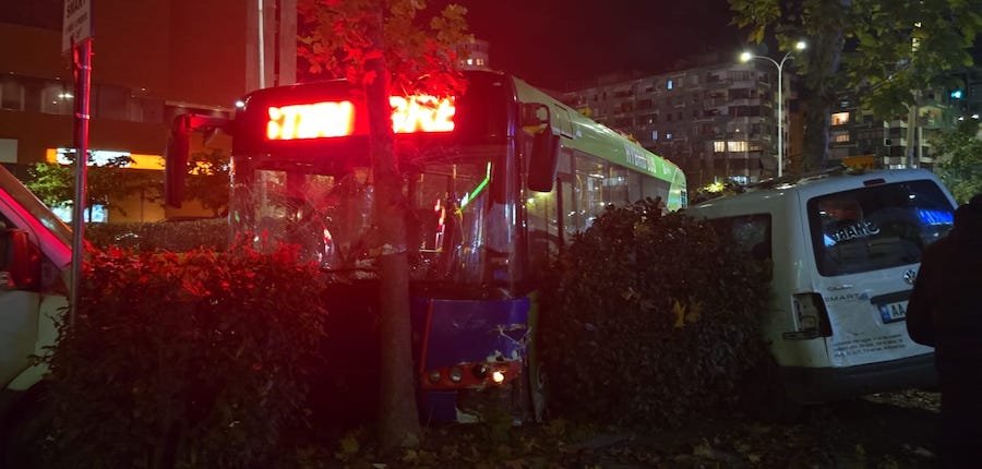 Përplasje e fortë te Pallati me Shigjeta, vajza me biçikletë i del përpara autobusit, përfundon në spital