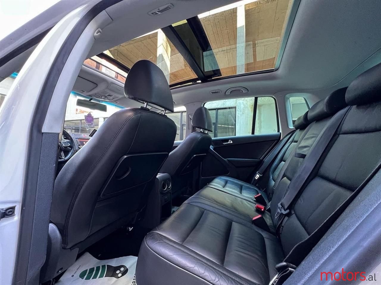 2011' Volkswagen Tiguan photo #5