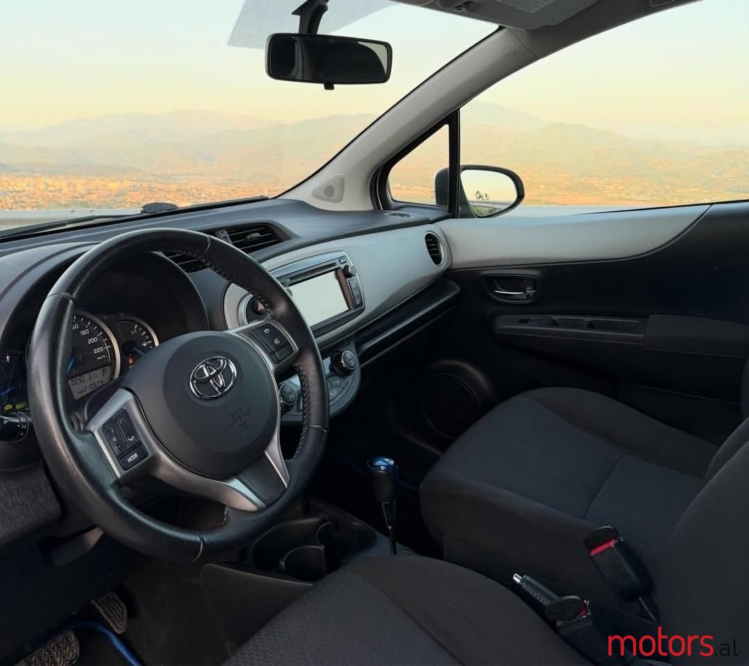 2013' Toyota Yaris photo #2
