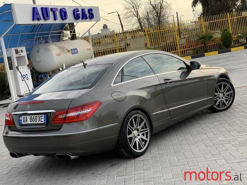 2009' Mercedes-Benz E 350 photo #1