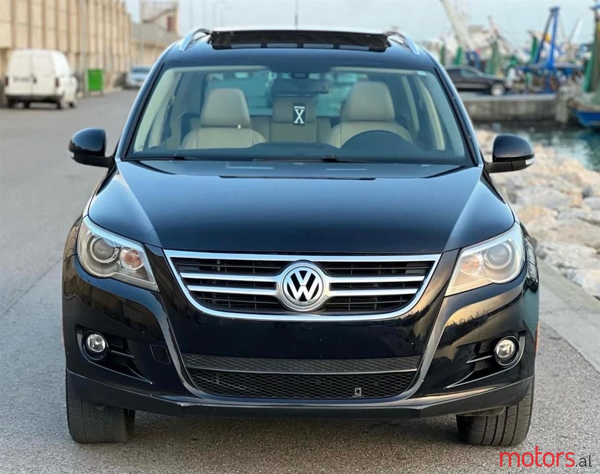 2011' Volkswagen Tiguan photo #1