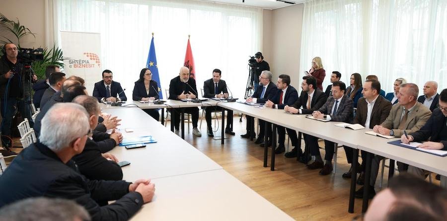 Rama me furnizuesit e naftës: Rritja e çmimit në Shqipëri e moderuar. Sfida mbetet e hapur