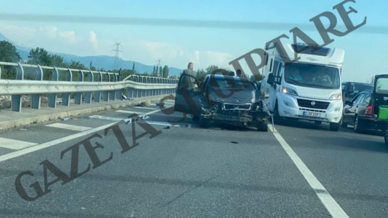 Tjetër aksident i rëndë në Lezhë – Laç/ ‘Benzi’ humb kontrollin dhe përplaset me barrierat anësore, plagosen burrë e grua