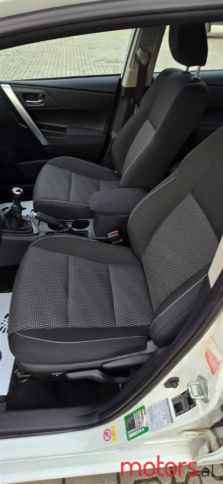 2013' Toyota Auris photo #4