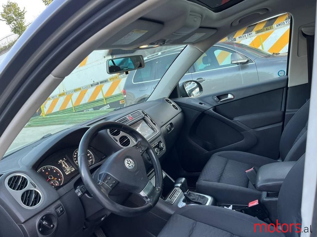 2010' Volkswagen Tiguan photo #5