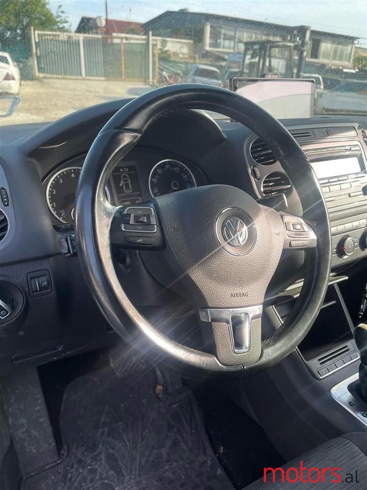 2014' Volkswagen Touareg photo #3