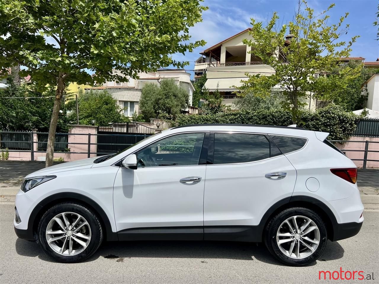 2017' Hyundai Santa Fe photo #2