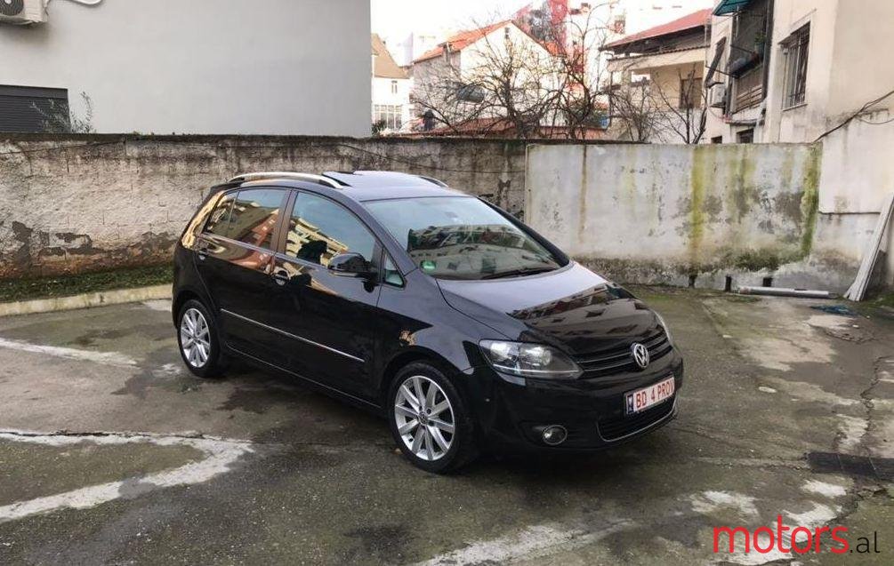 2011' Volkswagen Golf photo #1