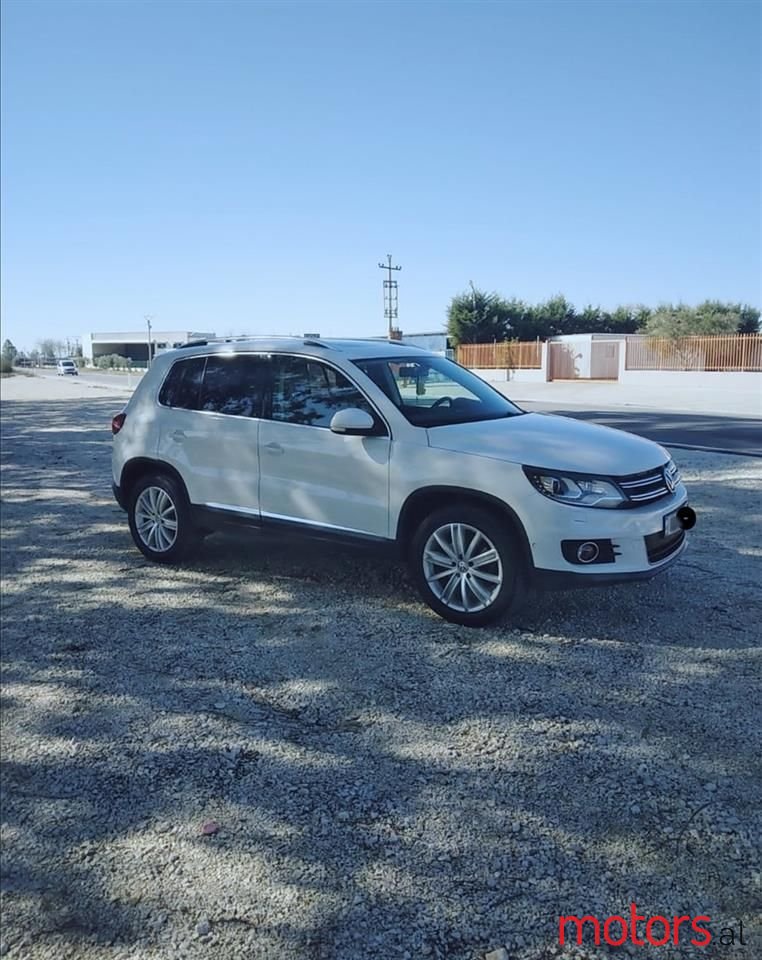 2015' Volkswagen Tiguan photo #2