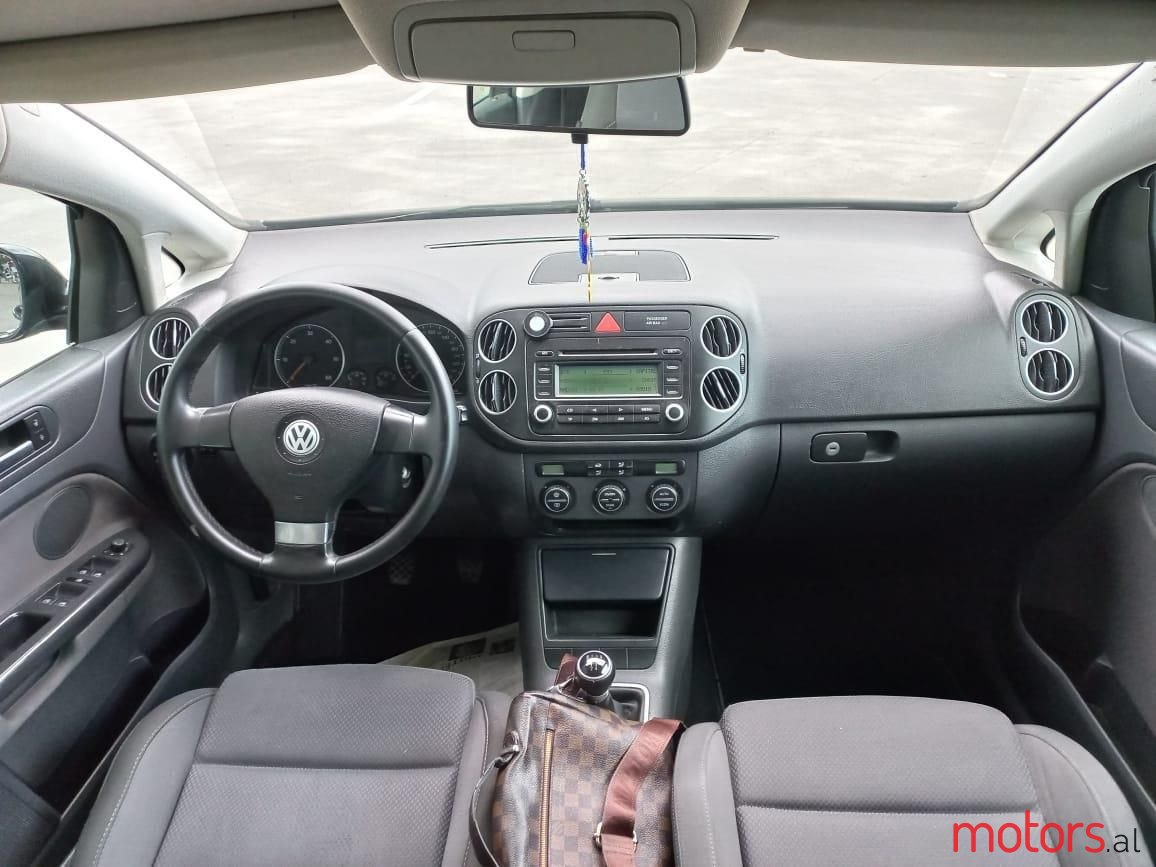 2008' Volkswagen Golf photo #4