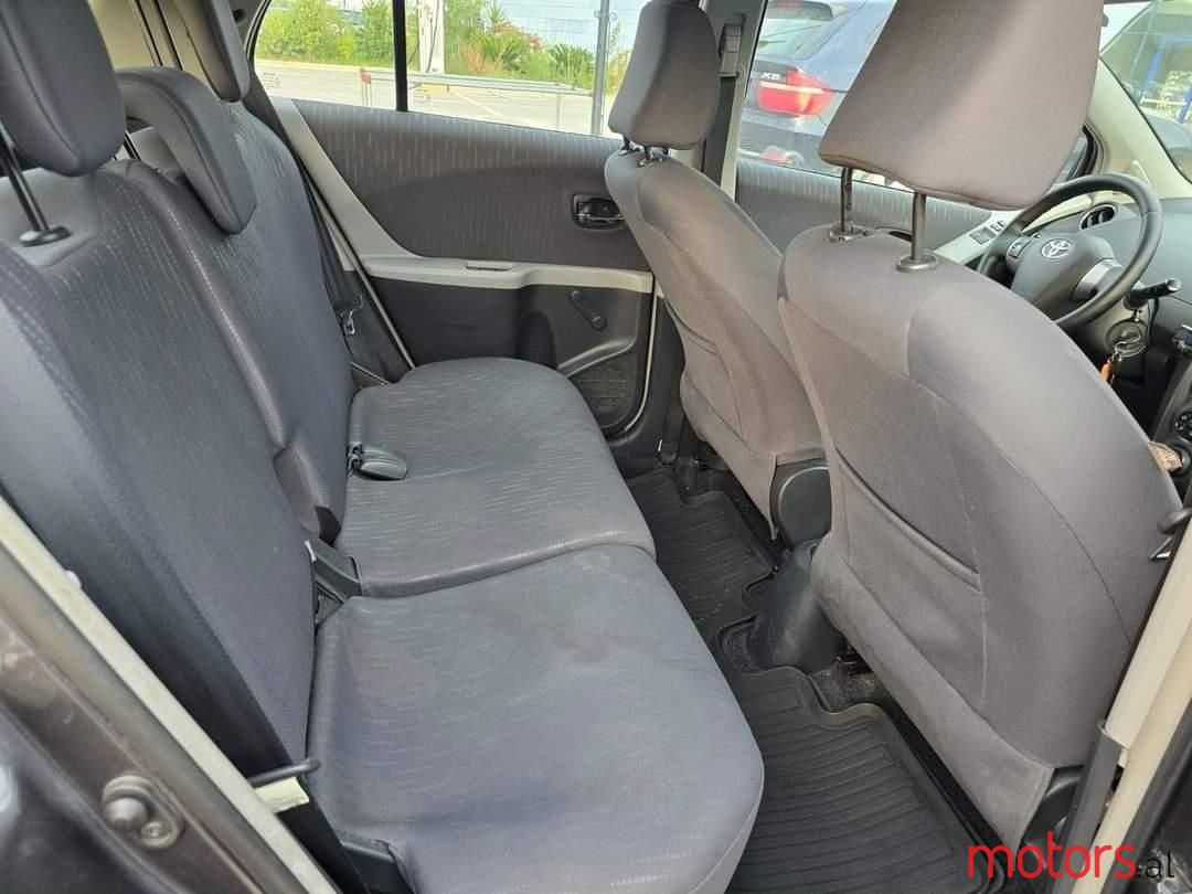 2009' Toyota Yaris photo #2
