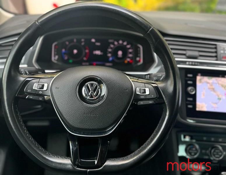 2019' Volkswagen Tiguan photo #3