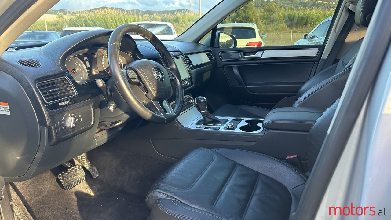 2013' Volkswagen Touareg photo #5