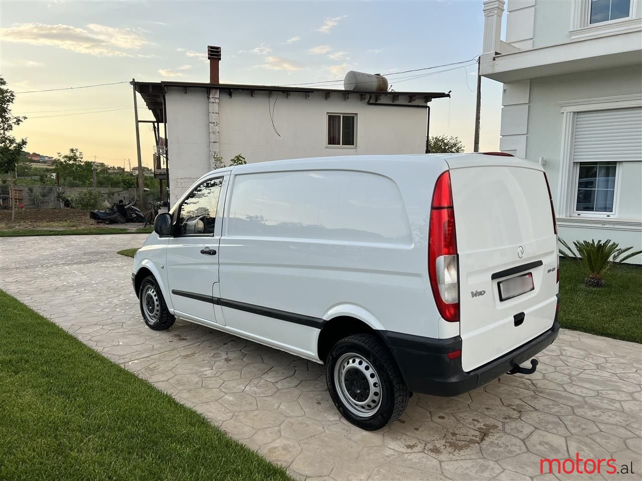 2009' Mercedes-Benz V 220 photo #2