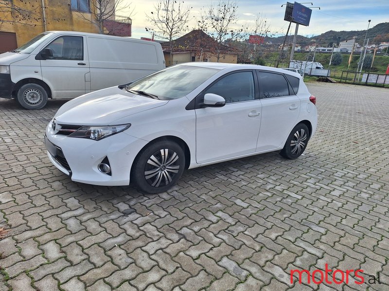 2013' Toyota Auris photo #3