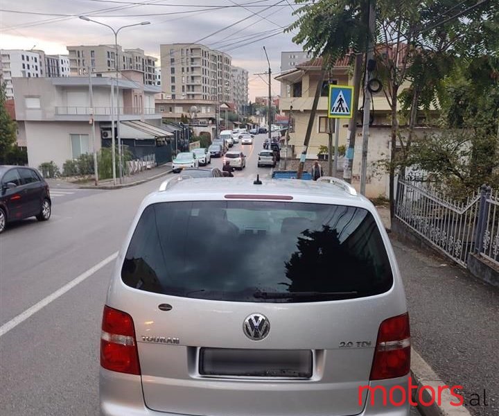 2005' Volkswagen Touran photo #4