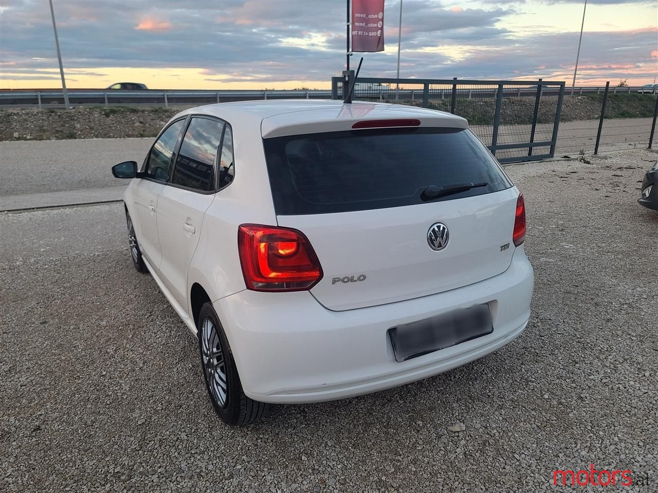 2014' Volkswagen Polo photo #6