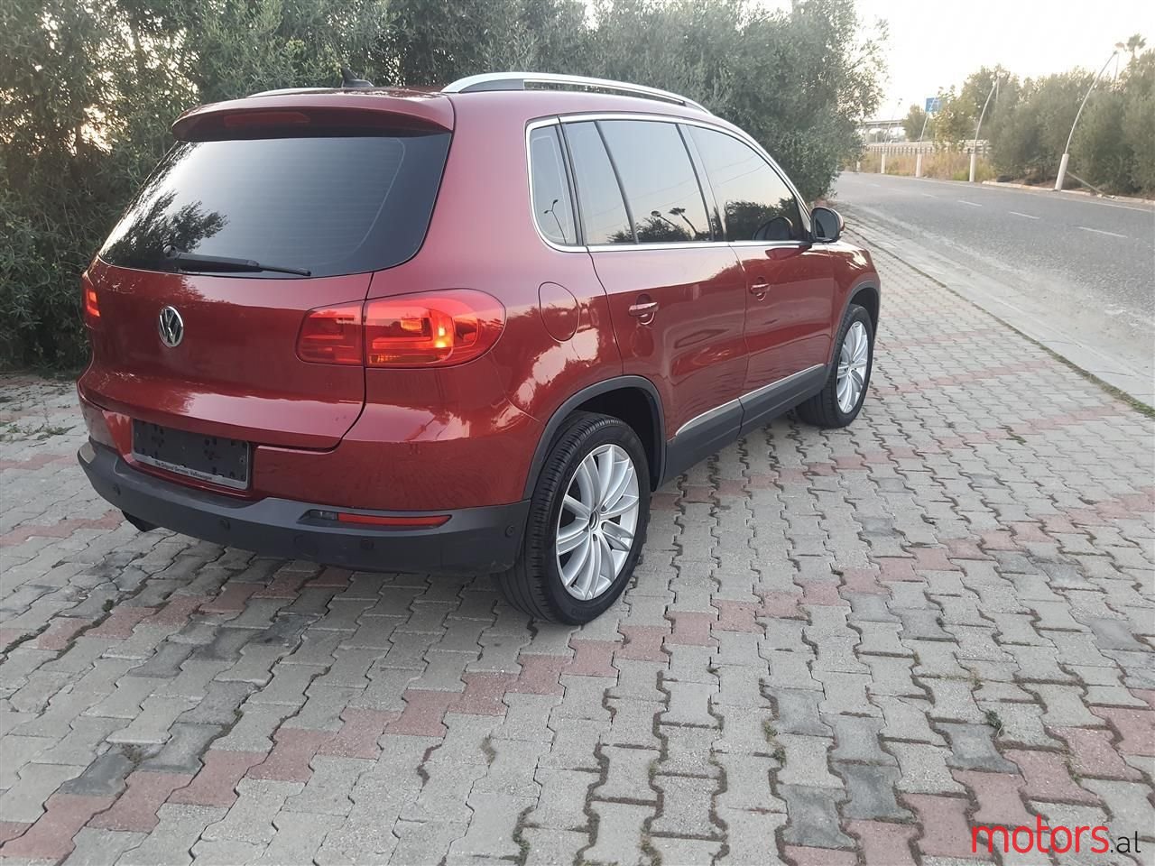 2012' Volkswagen Tiguan photo #6