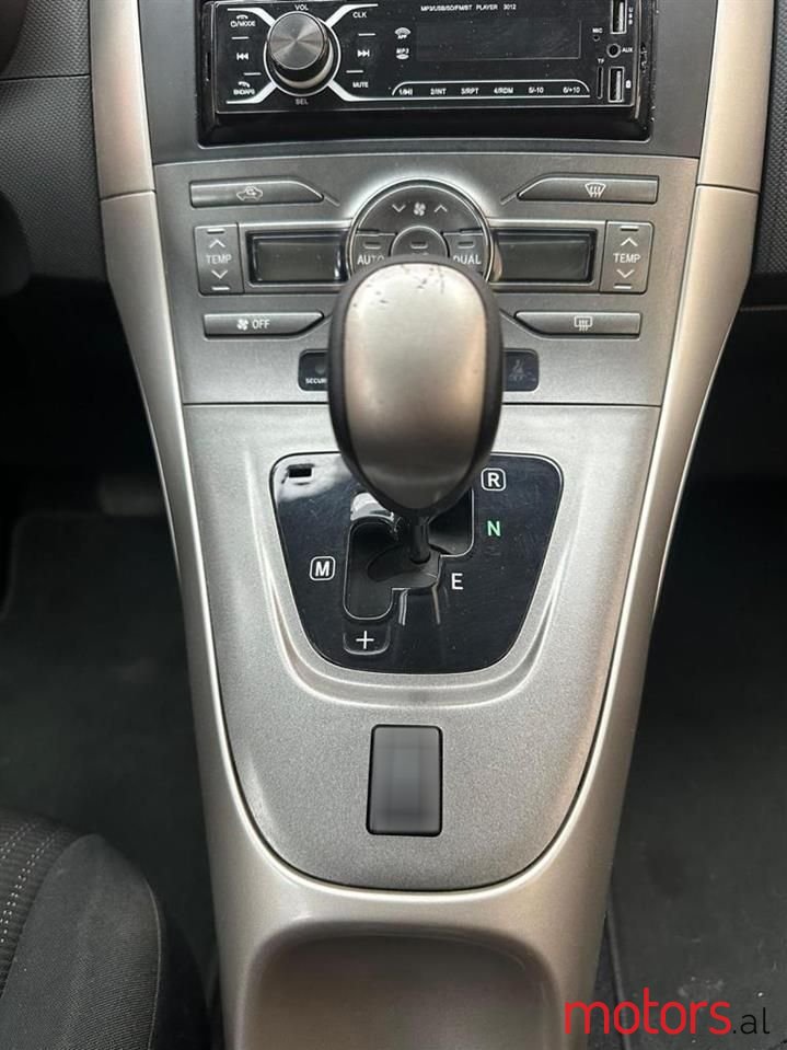 2008' Toyota Auris photo #4