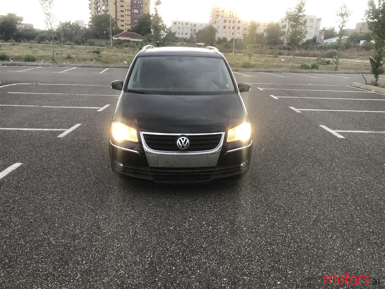 2009' Volkswagen Touran photo #2