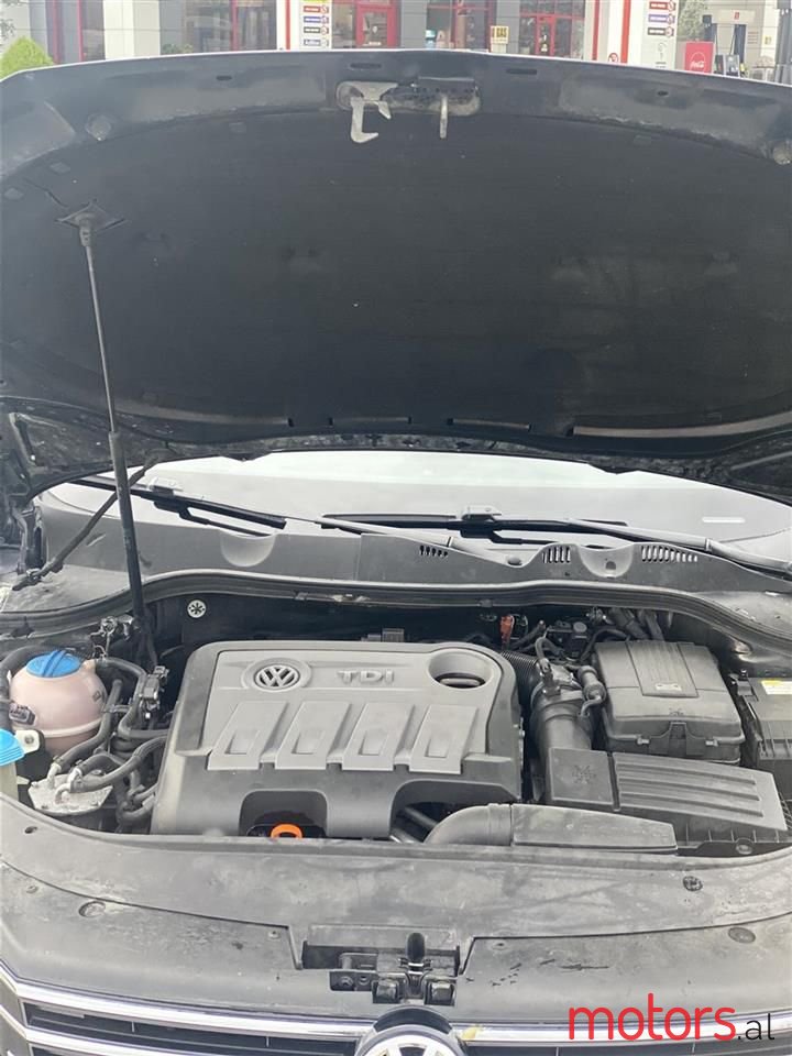 2011' Volkswagen Passat photo #5