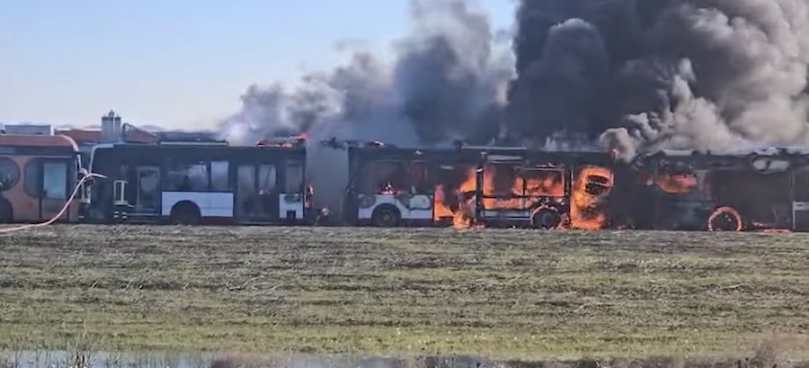 Djegia e autobusëve, zjarri aksidental/ Policia e Durrësit zbardh shkakun: Shkëndijë elektrike në një bateri