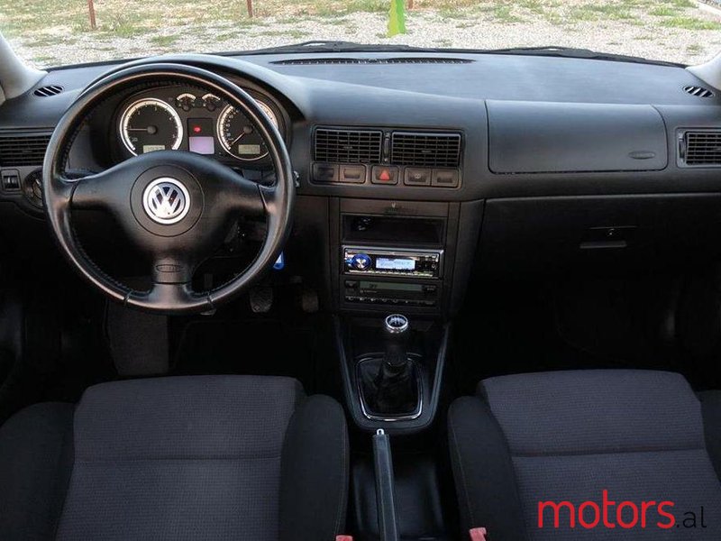 2002' Volkswagen Golf photo #2