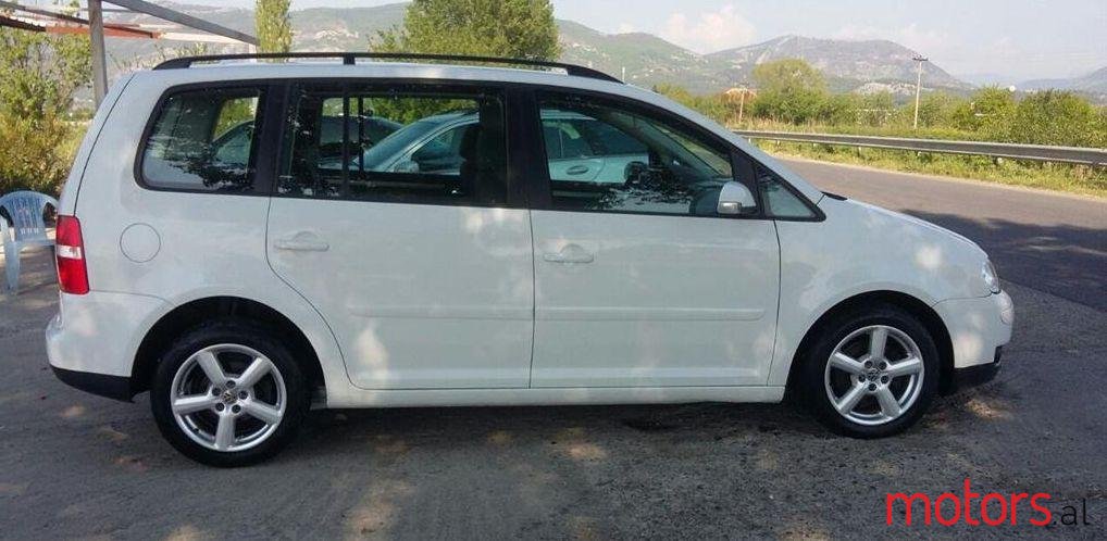 2005' Volkswagen Touran photo #1