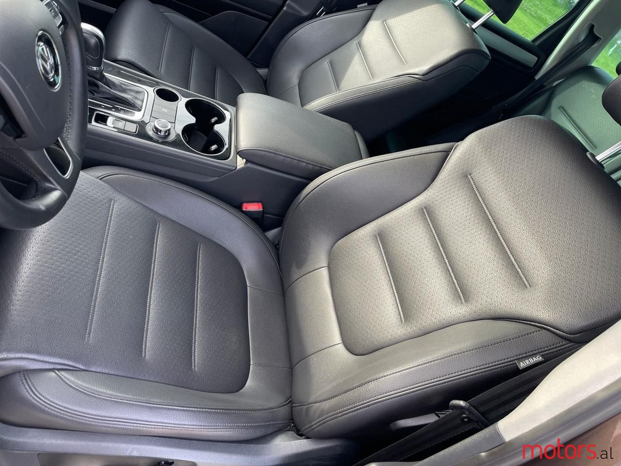 2013' Volkswagen Touareg photo #3