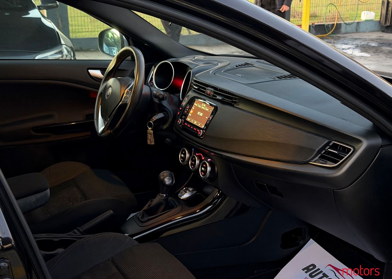 2012' Alfa Romeo Giulietta photo #6