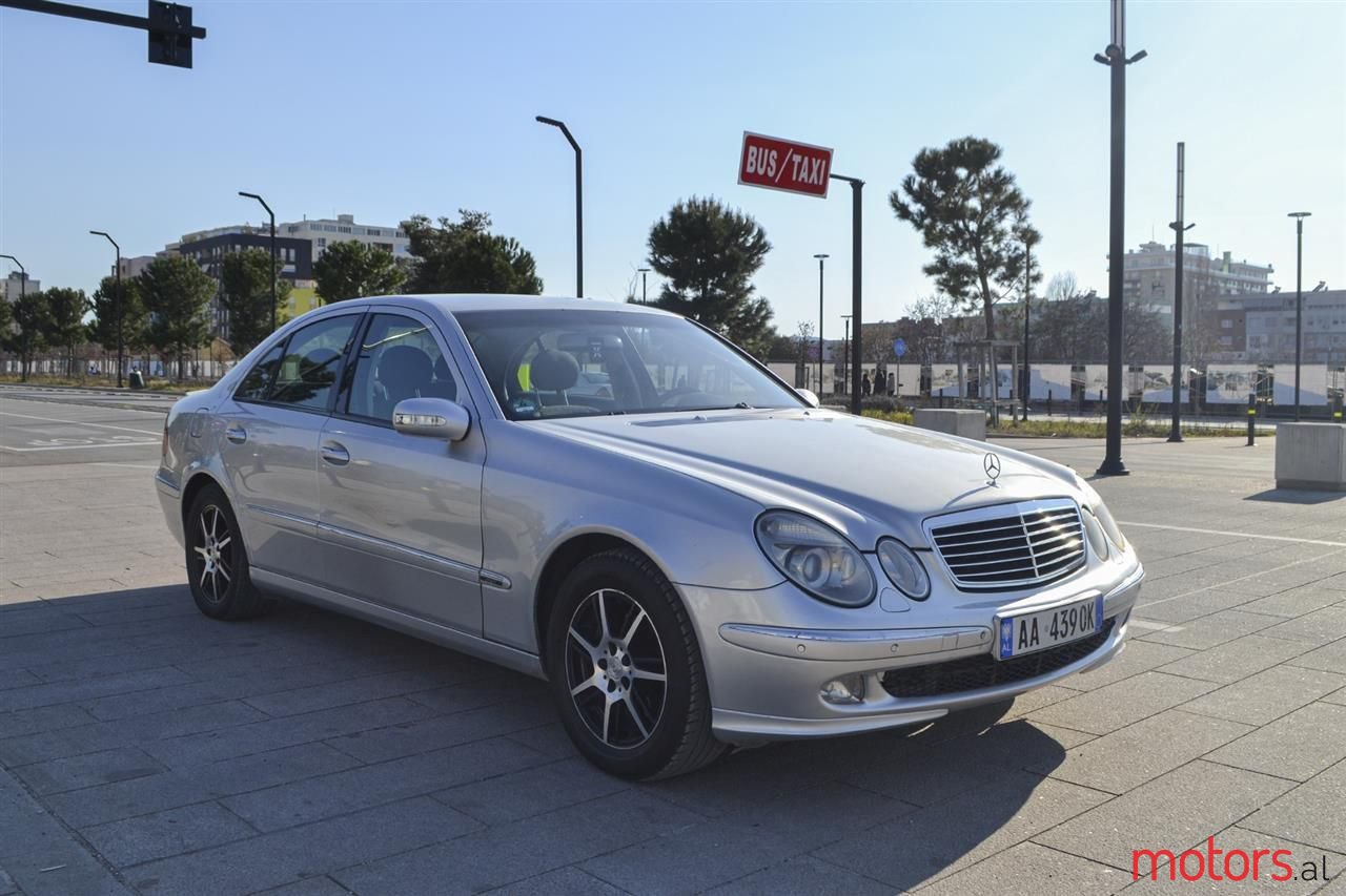 2004' Mercedes-Benz E 220 photo #3