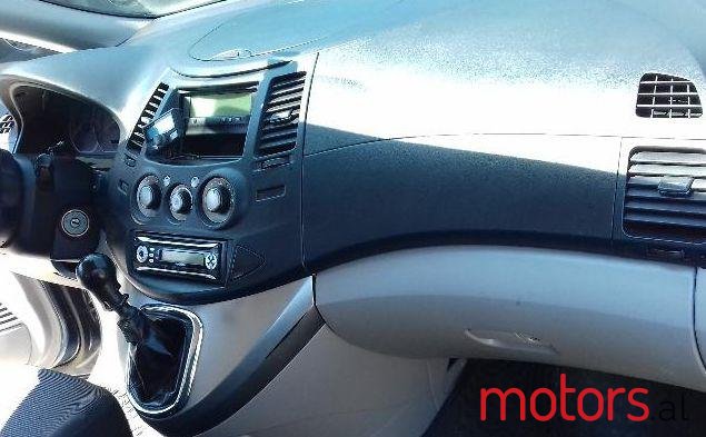 2008' Mitsubishi Grandis photo #1