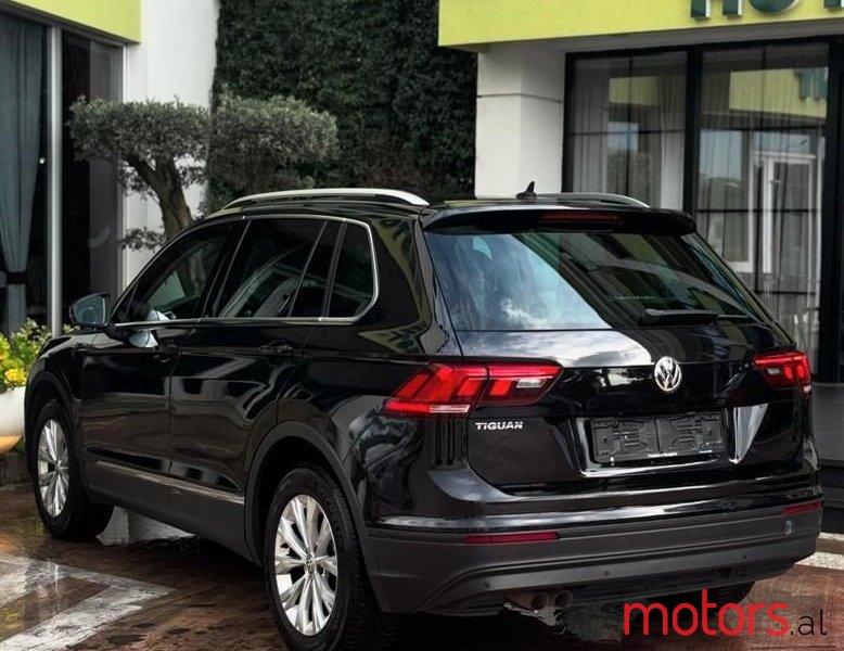 2019' Volkswagen Tiguan photo #4