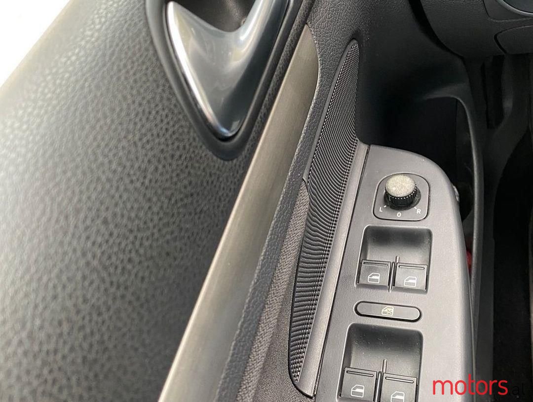 2009' Volkswagen Golf photo #3