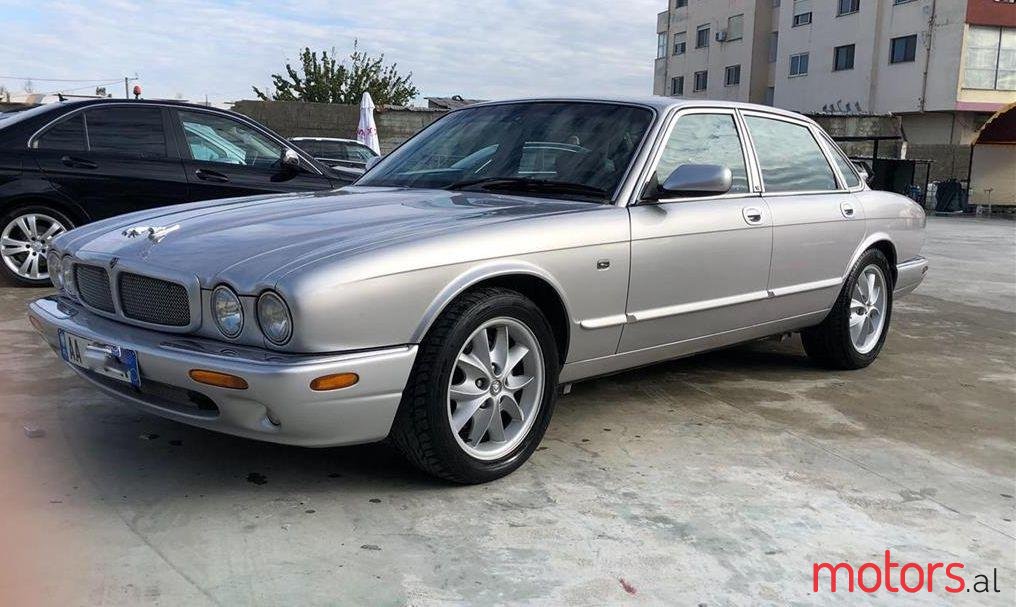 2002' Jaguar XJ photo #3