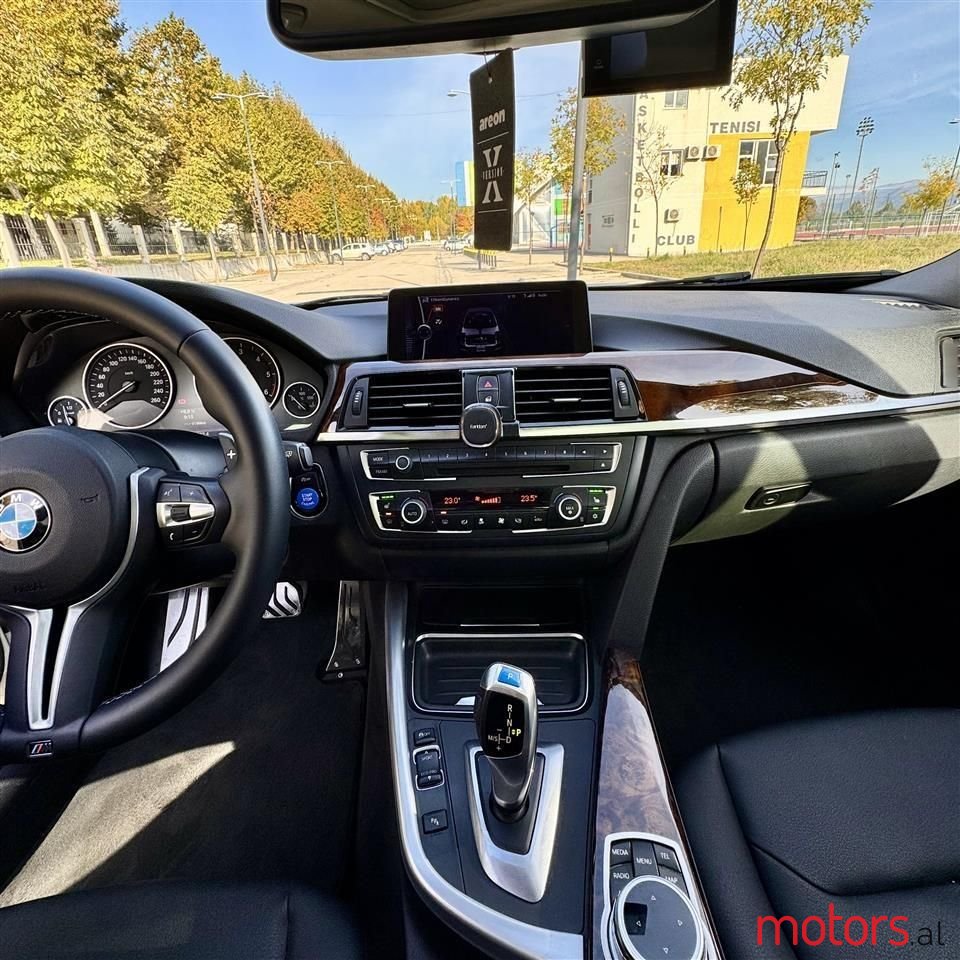 2012' BMW 320 photo #1