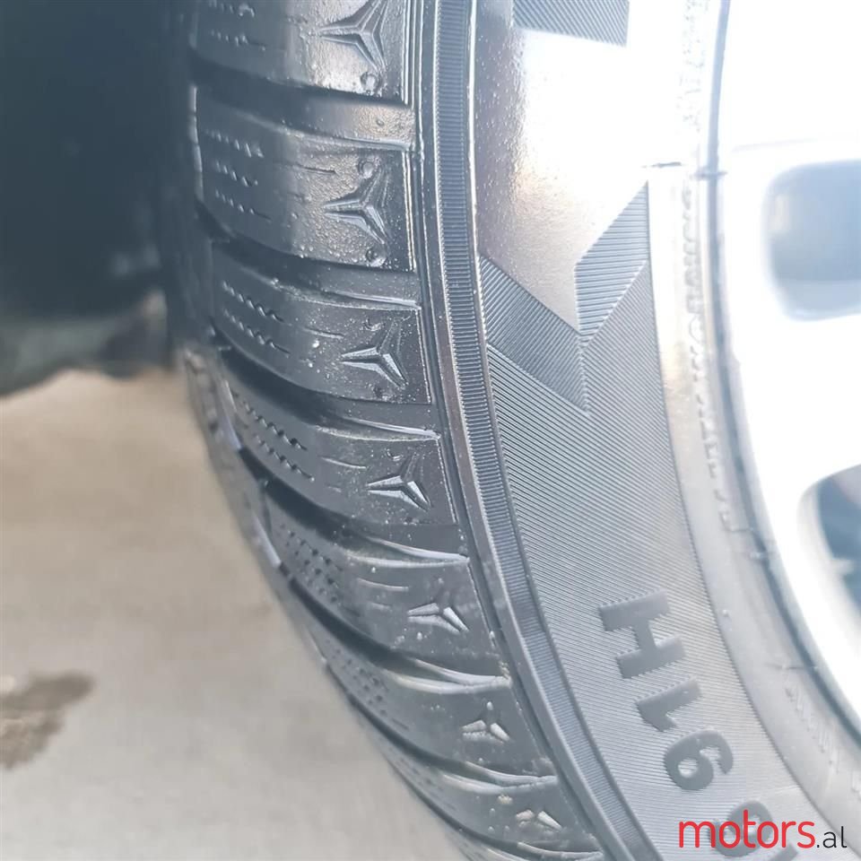 2007' Volkswagen Touran photo #5