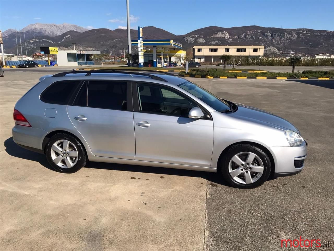 2009' Volkswagen Golf photo #4