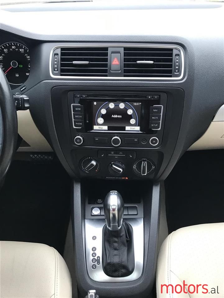 2012' Volkswagen Jetta photo #4